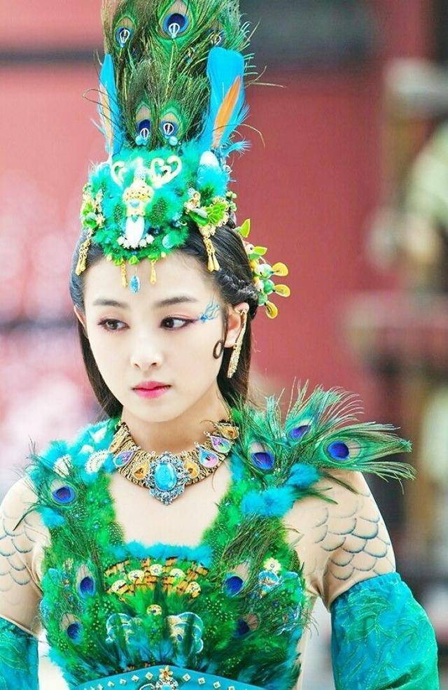 穿羽毛装的古装女子:孙俪雷人,李一桐清新,霍思燕美得不容易!