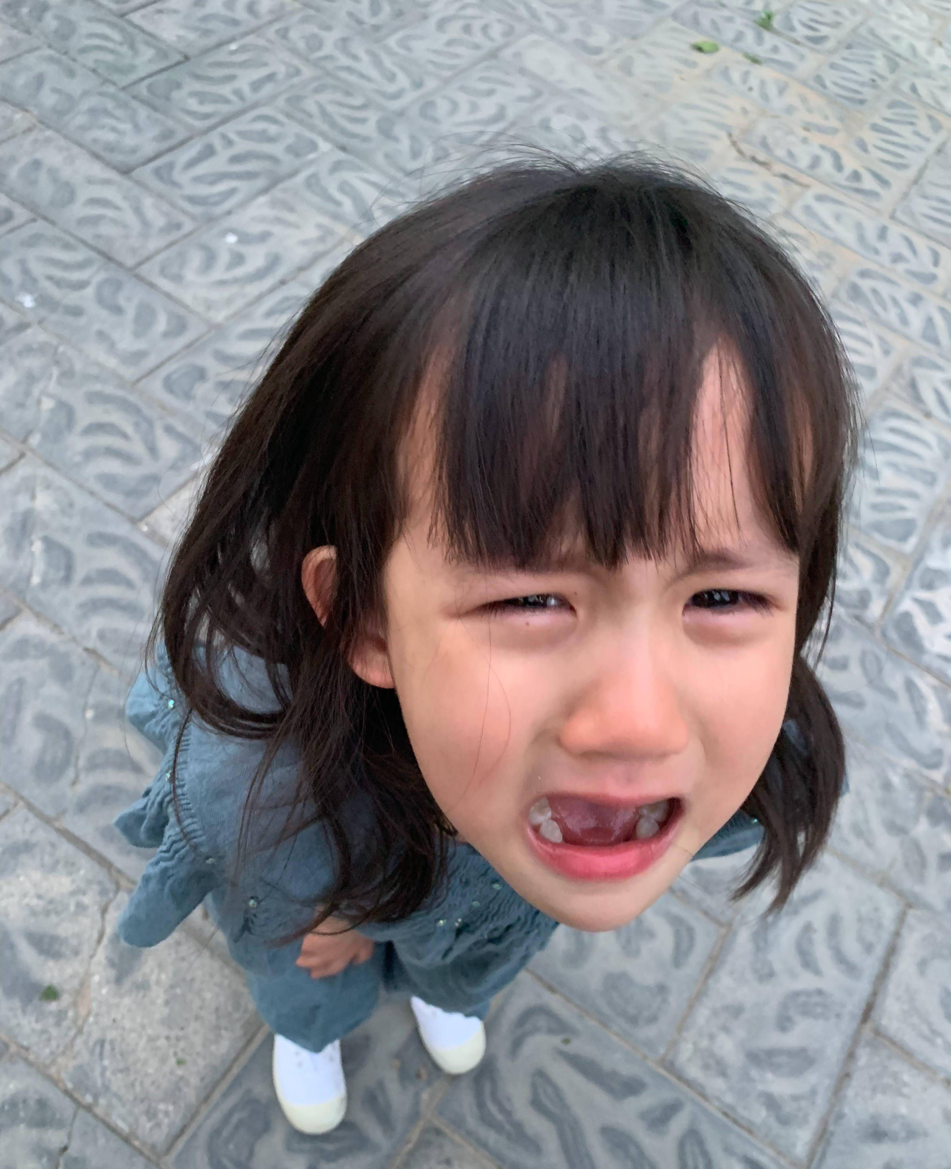 黄磊小女儿生病接受冷冻治疗,小家伙痛到瘪嘴表示:再也不喜欢动物了