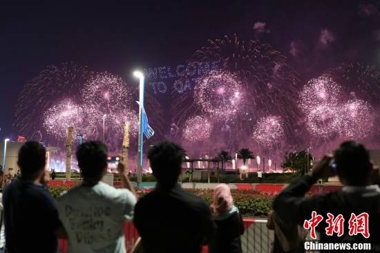 卡塔尔世界杯开幕 球迷广场上演烟花灯光秀