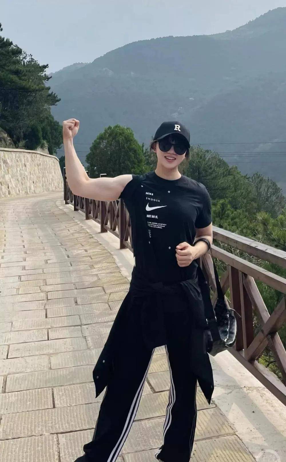 "弱女子"却是举重冠军,入住抖音却迎来千万粉丝点赞_李惠珍_抓举_金牌