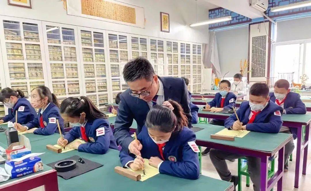 个性化精品课程展示 | 解放天性,收获独特成长_进行_书法_教学
