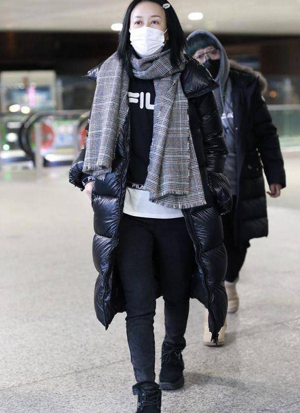 那英素颜现身机场!橘红小袄配卫衣眼袋太重,穿老年棉布鞋也时髦