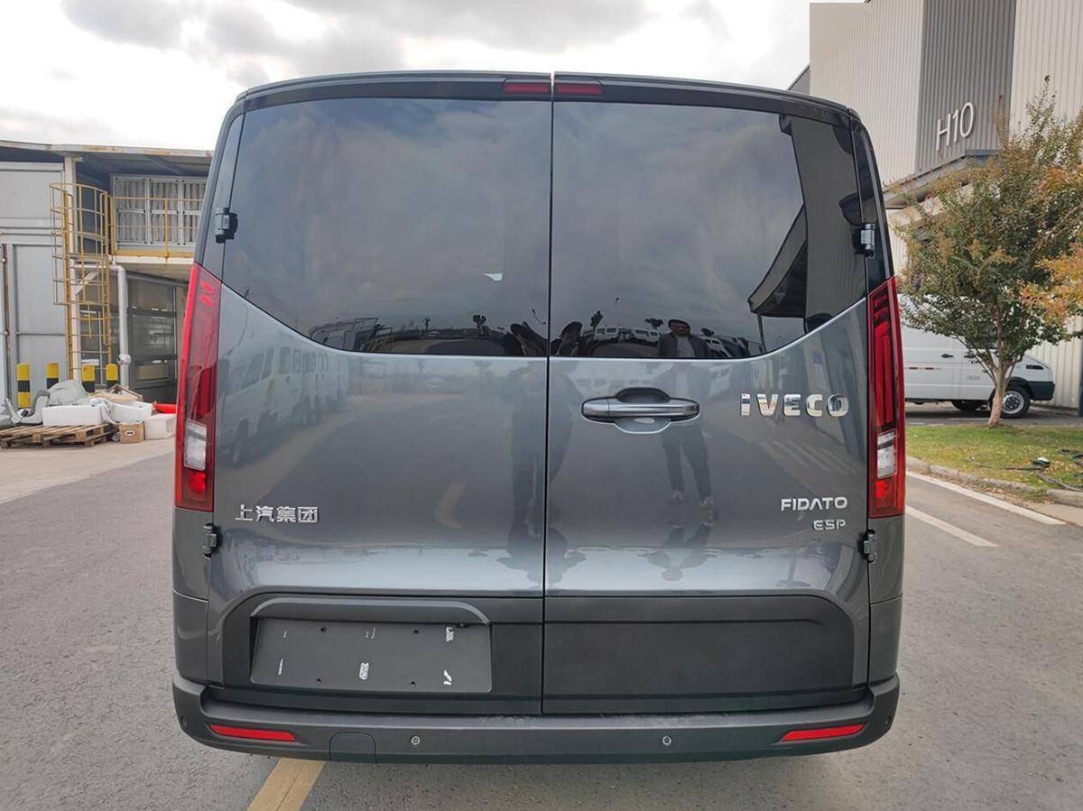 南京依维柯全新mpv曝光,对开式尾门,配2.