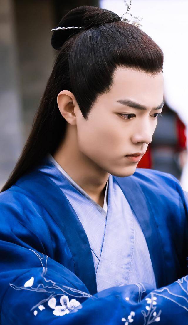 开始走红,在走红之前,他演过《捉妖记2》中看不清脸的永宁村小妖,演过