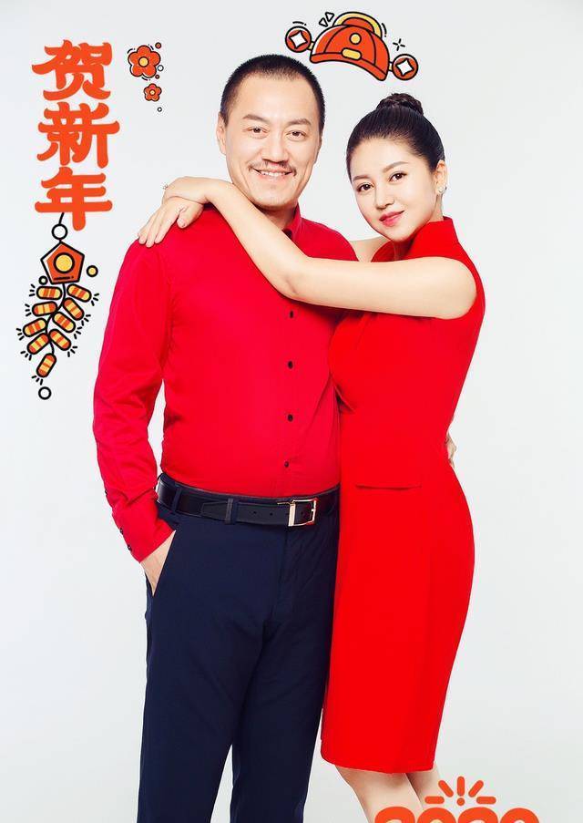 52岁雪村近况曝光,穿百元服装现身餐厅,和女性拍照笑容满面_余晴_开心