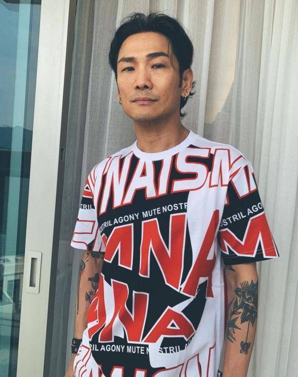 60岁杜德伟湿发半裸显露健硕身材!潮服纹身妥妥帅大叔一枚