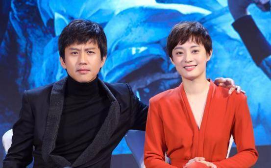 邓超与异性拍照太亲密,女方穿着清凉主动压大腿,网友:注意分寸_王西