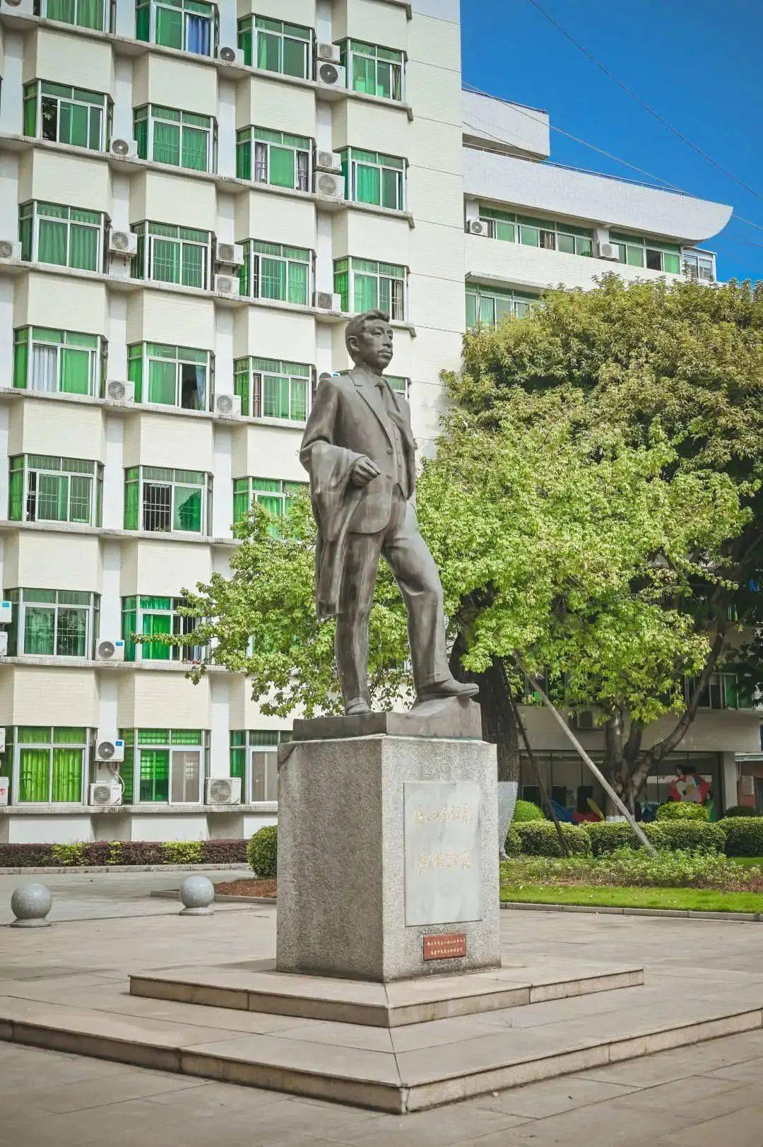 廖仲恺何香凝先生的雕塑巍然屹立挺拔的松树栽种在廖仲恺先生纪念碑旁