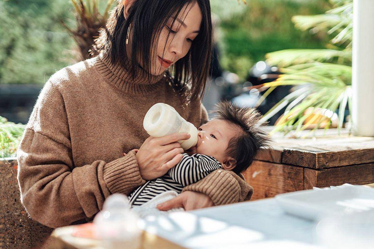 宝宝吃完母乳后还能吃奶粉说明母乳不足(怎么判断宝宝吃没吃饱)