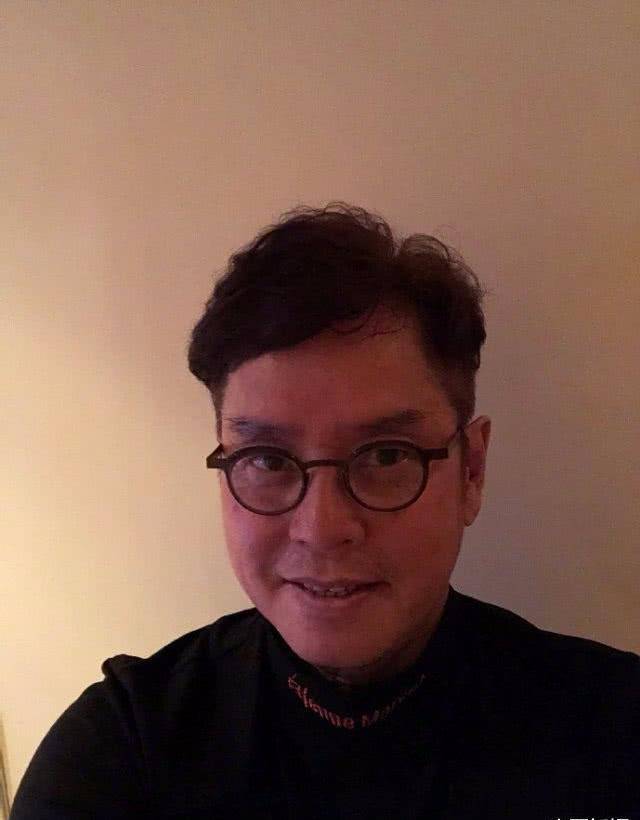 谭咏麟晒最新生活照,全新发型精神又帅气,看不出是70岁老男人_照片