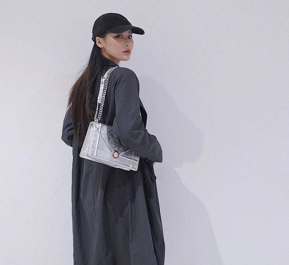 杨馥宇晒工作照,却被"衣服细节"抢镜,看来只是"假精致"_东西_什么