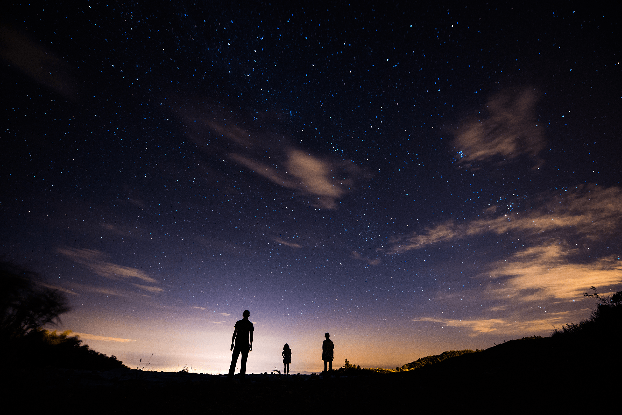 也勾勒追梦人远方的星辰大海它铭刻奋进者走过的山高路远却总是一位最