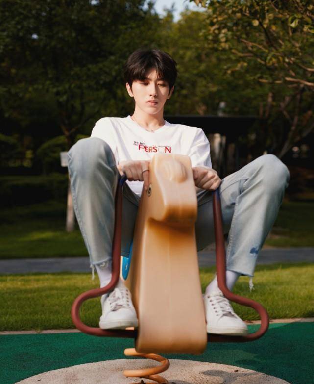 蔡徐坤分享近照,骑木马滑滑梯再现阳光大男孩,每一张都是明信片