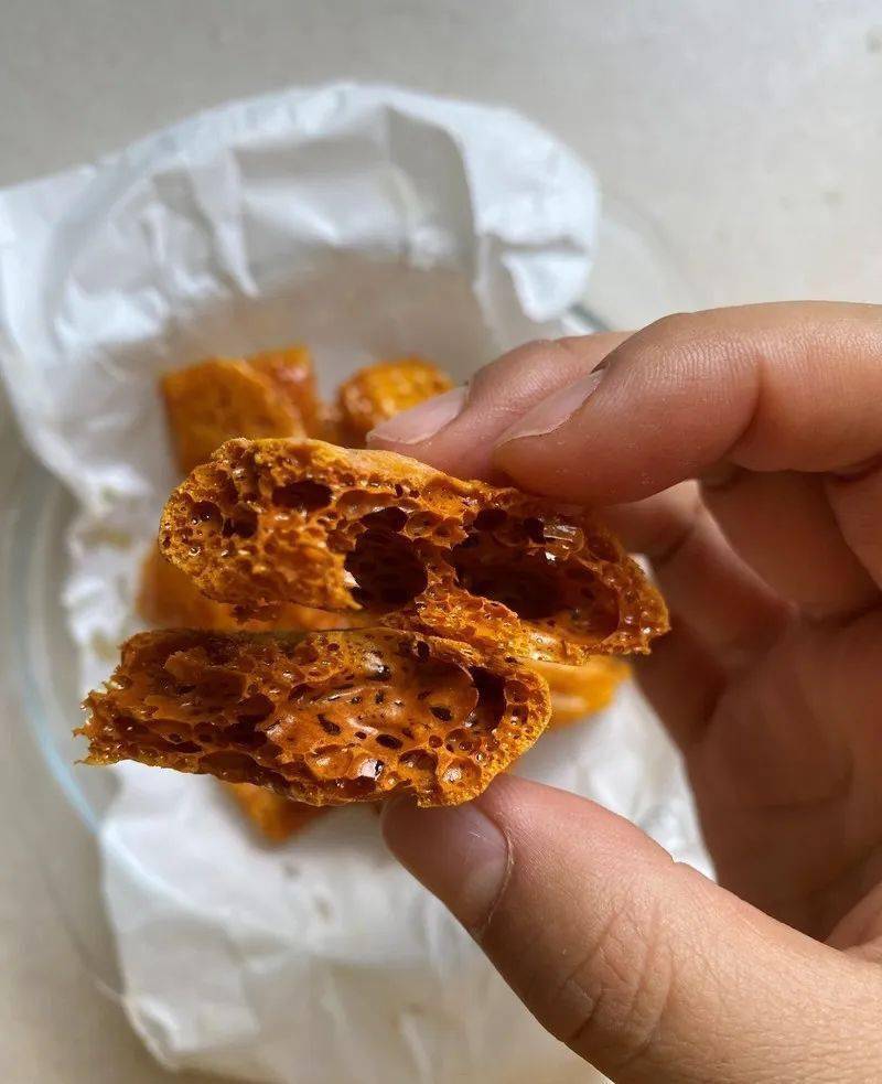 自制蜂窝糖,又酥又脆,吃起来不粘牙不费牙,里面像蜂窝一样!