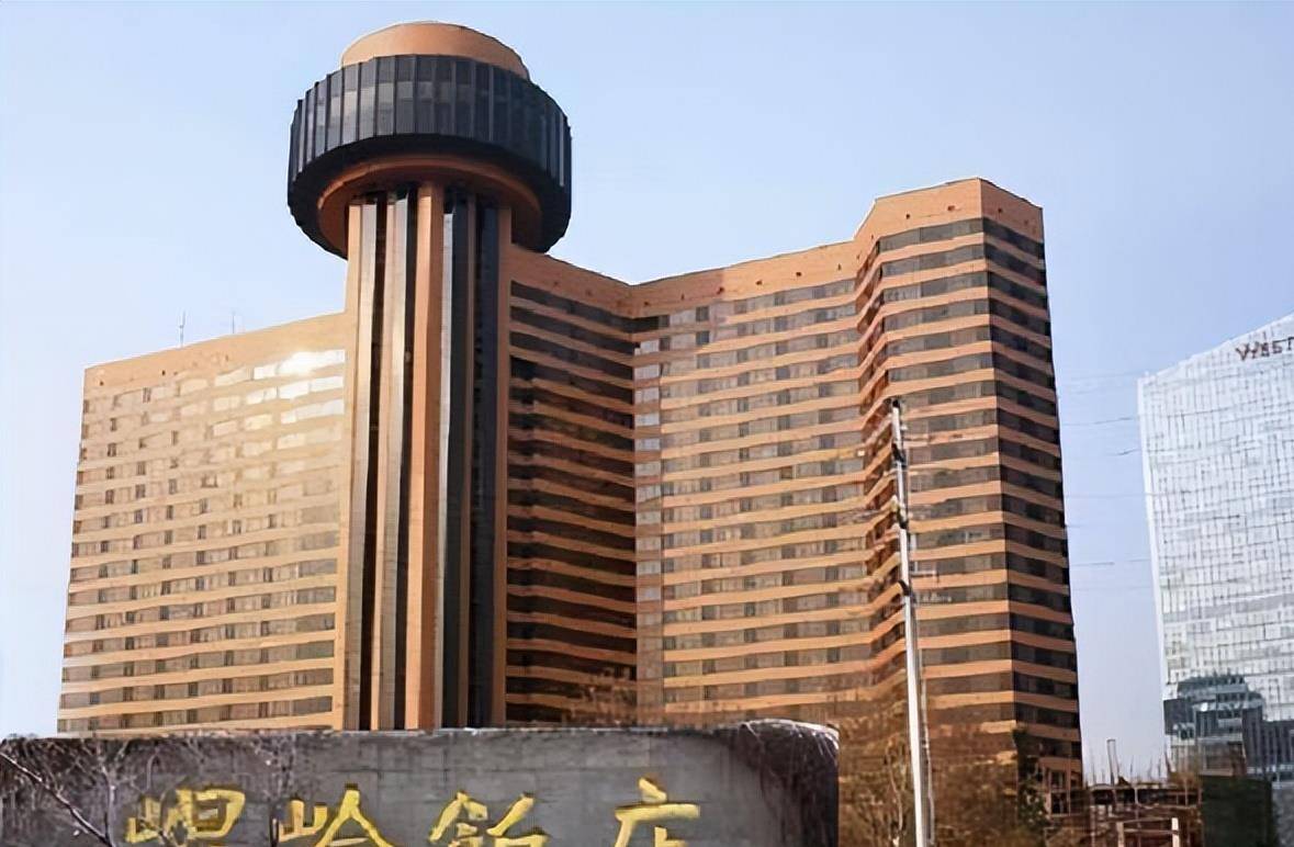 这时的海岩其实还身兼昆仑饭店董事,是上海国企锦江集团的高级员工