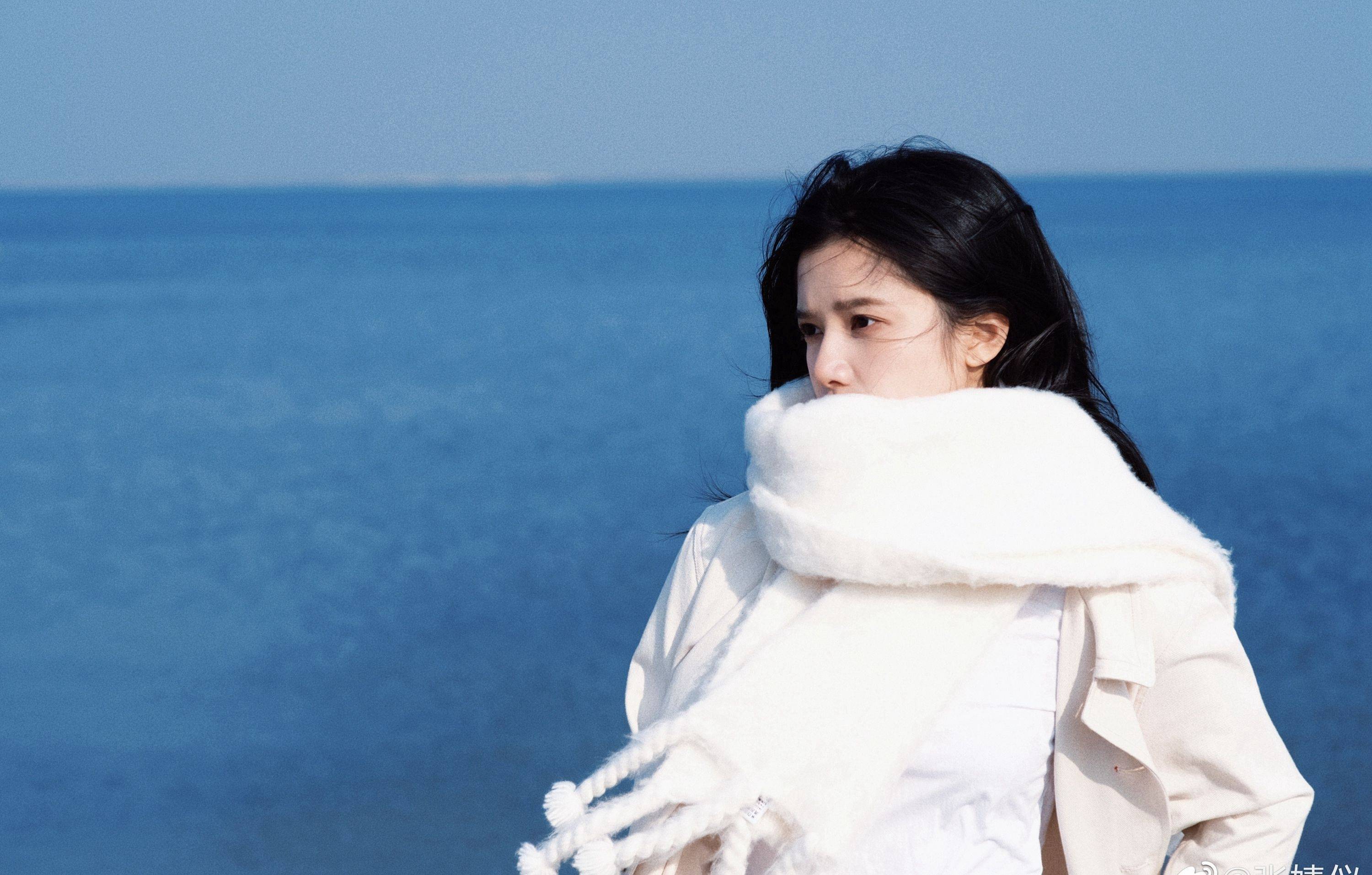 张婧仪白色风衣海边可爱写真