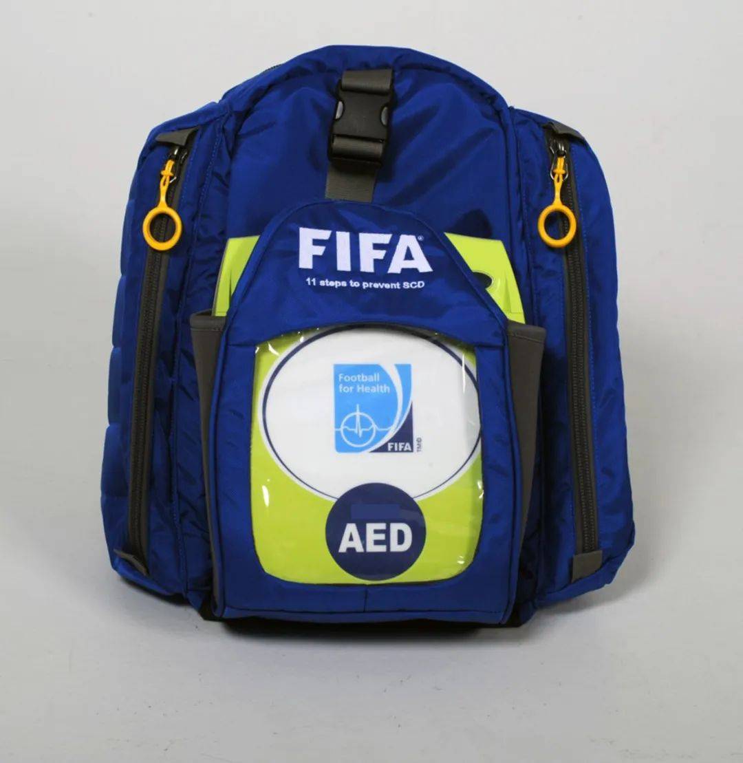 fifa 紧急医疗包的外部隔间采用透明塑料制成并装有 aed使 aed 的