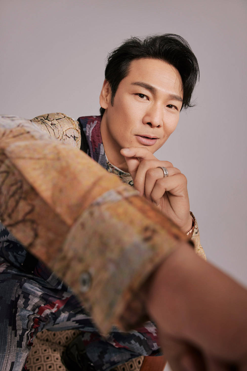 杜德伟印花风写真释出 成熟优雅气质尽显_妻子_风格_未来