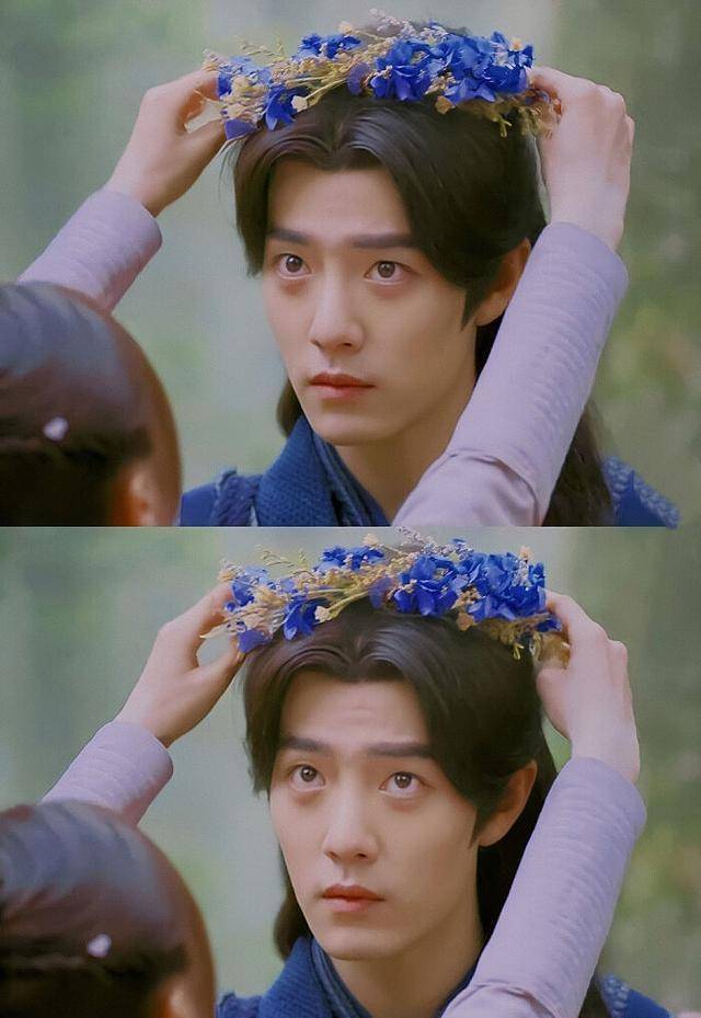 而到了小舞唐三这儿就是双向的,小舞也拿花环放在了唐三的头上,看剧的