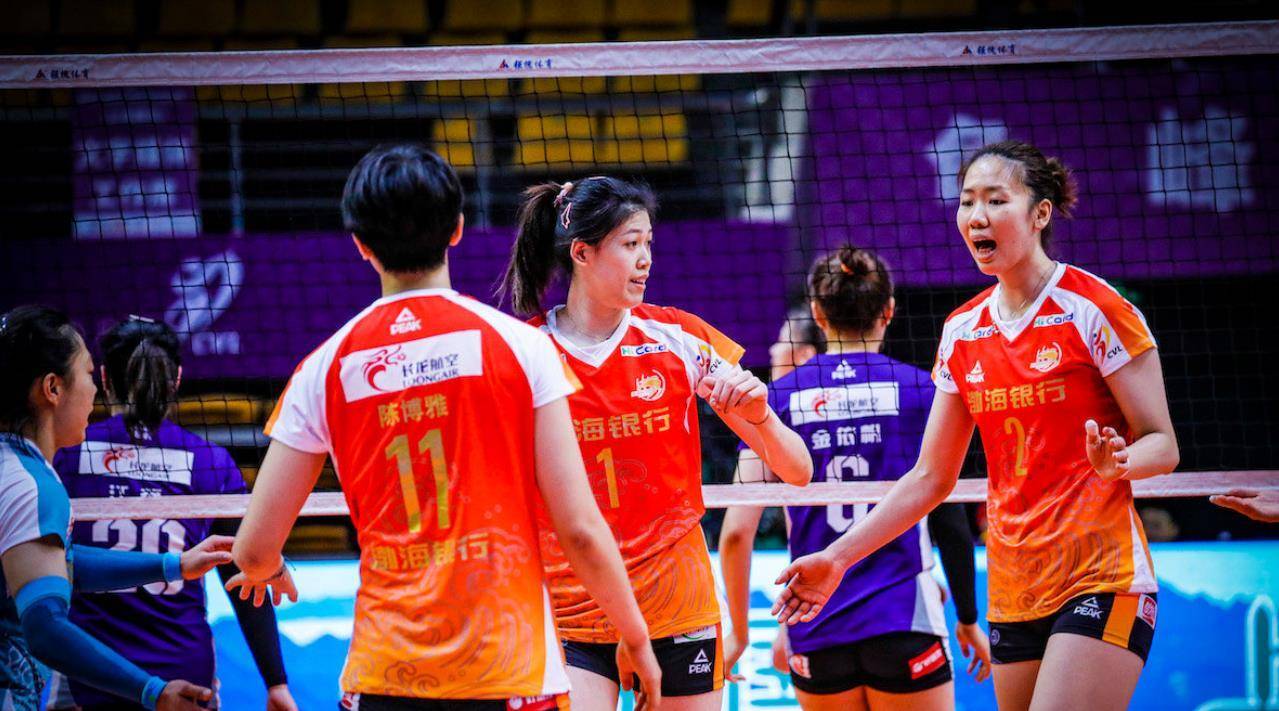 所以继续全主力出战,李盈莹和陈博雅主攻,王元元和张士奇出任副攻