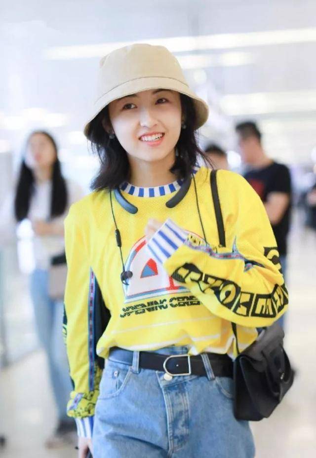 乖巧的张子枫也可以很酷,柠檬黄卫衣 破洞牛仔裤,长腿太吸睛_妹妹