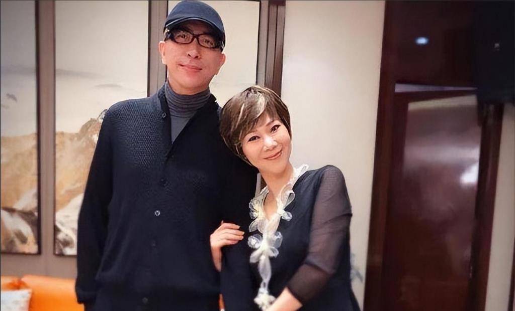 曹艳华2019年才对外宣布,她的二婚老公也是一名乒乓球运动员.