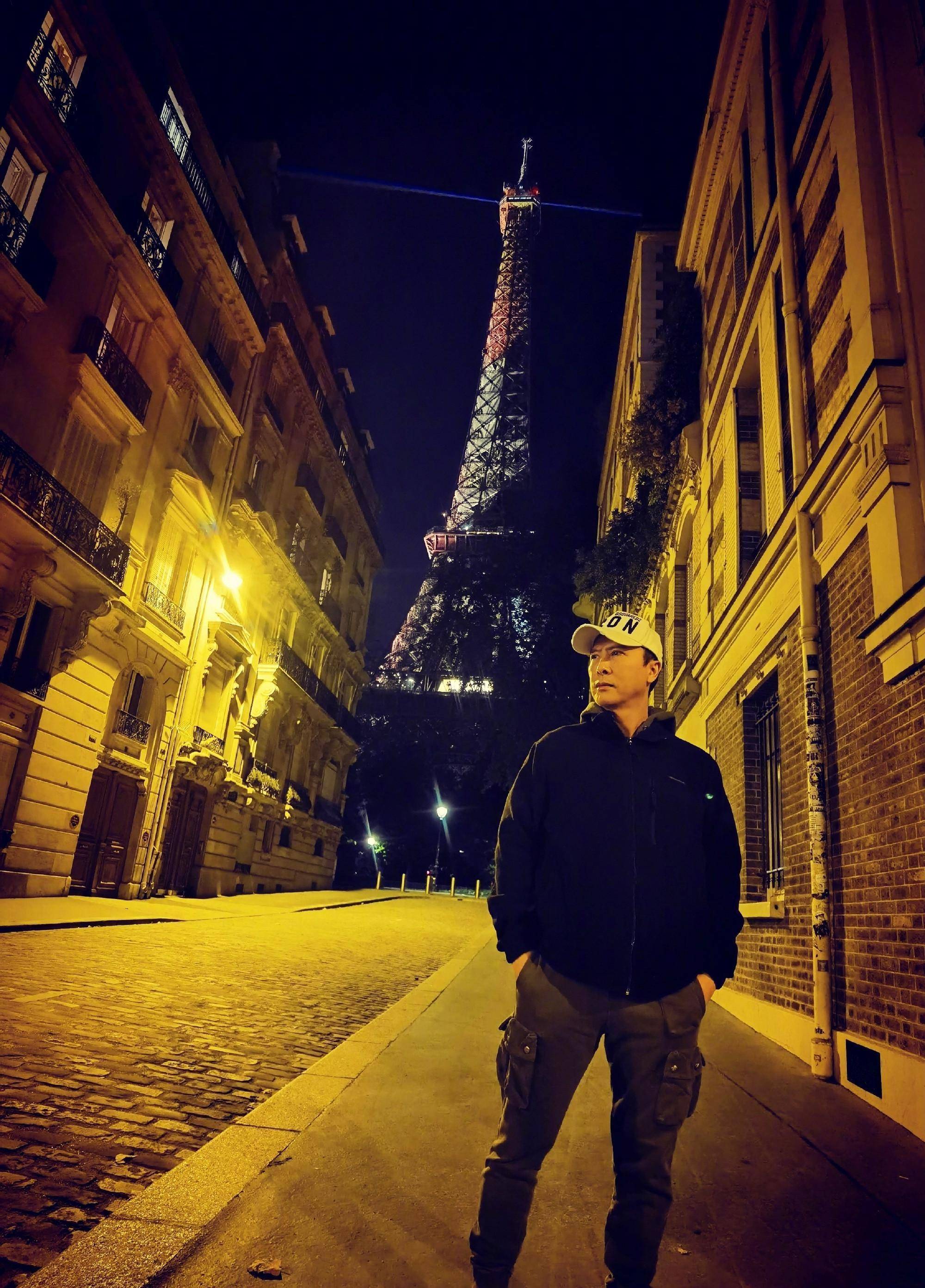 58岁甄子丹晒巴黎街头照,状态保养良好身体健壮,新电影票房破13亿大关