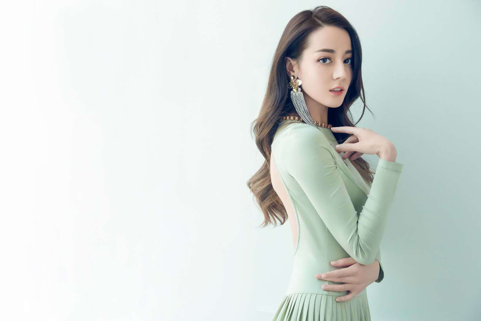 迪丽热巴晒小孩脚丫子照片,被追问什么时候结的婚?