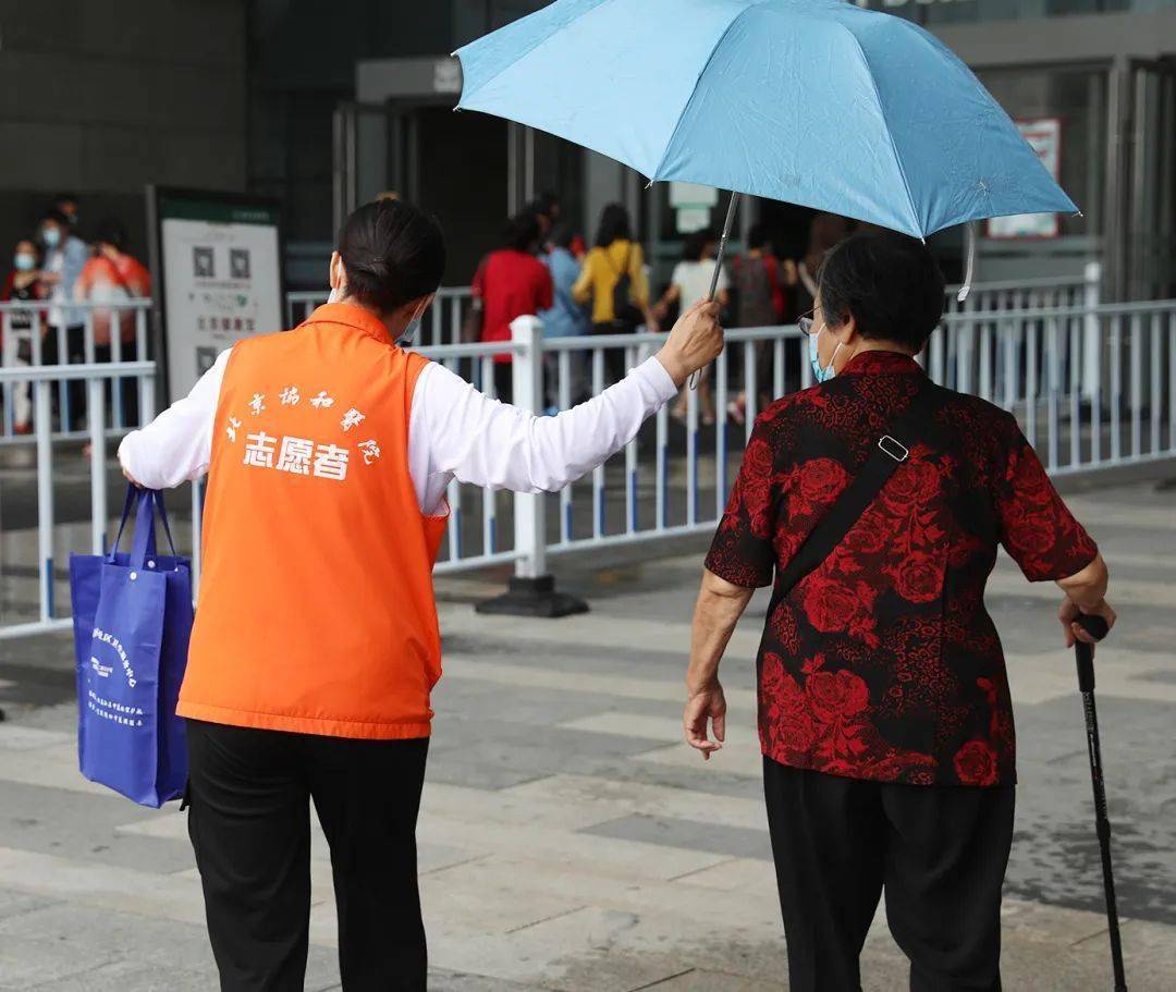 为困难患者提供医疗救助服务,连接了医院与社会,培训了中国第一批社工