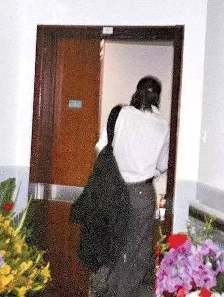 2005年林志玲浴袍照曝光,对方正是言承旭,竟是因为一部手机_小时候