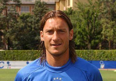 据说巅峰时期的中田英寿能让托蒂给他打替补,这是真的吗?