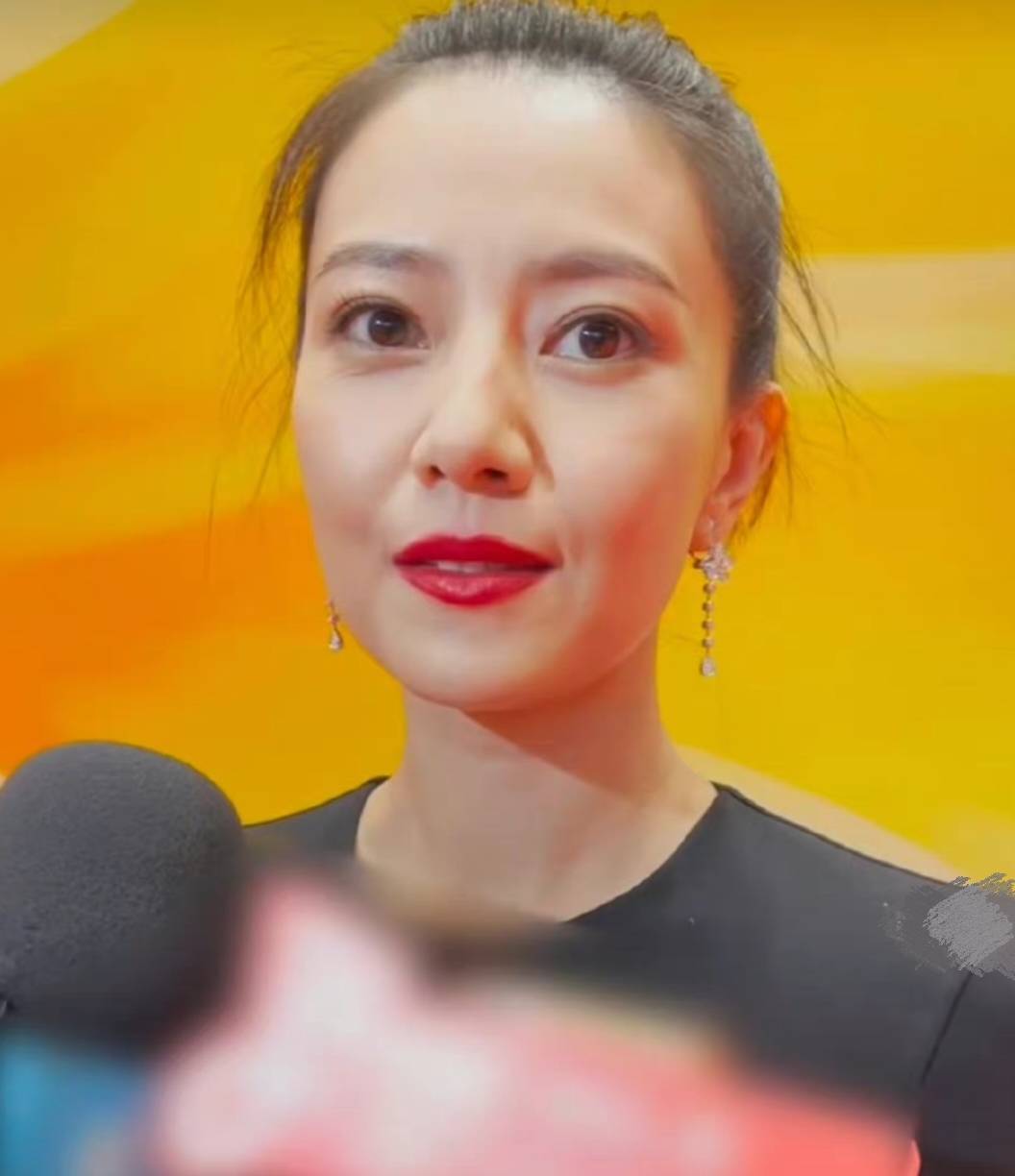 高圆圆澳门街头被偶遇,一身风衣气质温婉,43岁高博已满头白发_照片