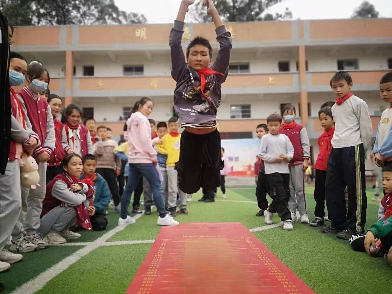 丹稜縣楊場鎮小學:青春點燃夢想 體育鑄就輝煌_運動會_賽場_師生