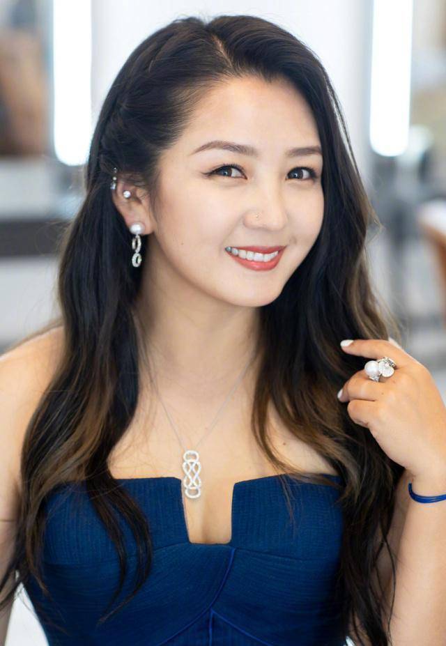 何洁晒为孩子做冰淇淋视频,开网红滤镜后圆脸尖下巴,十分怪异_赫子铭
