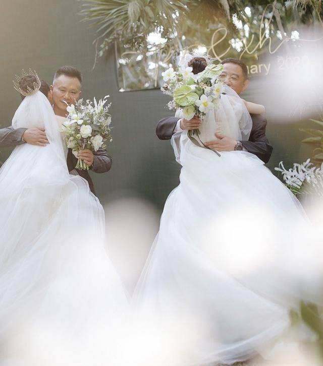 杨丽萍爱徒水月大婚,眉眼间全是幸福,谁说同性婚姻不会被祝福?