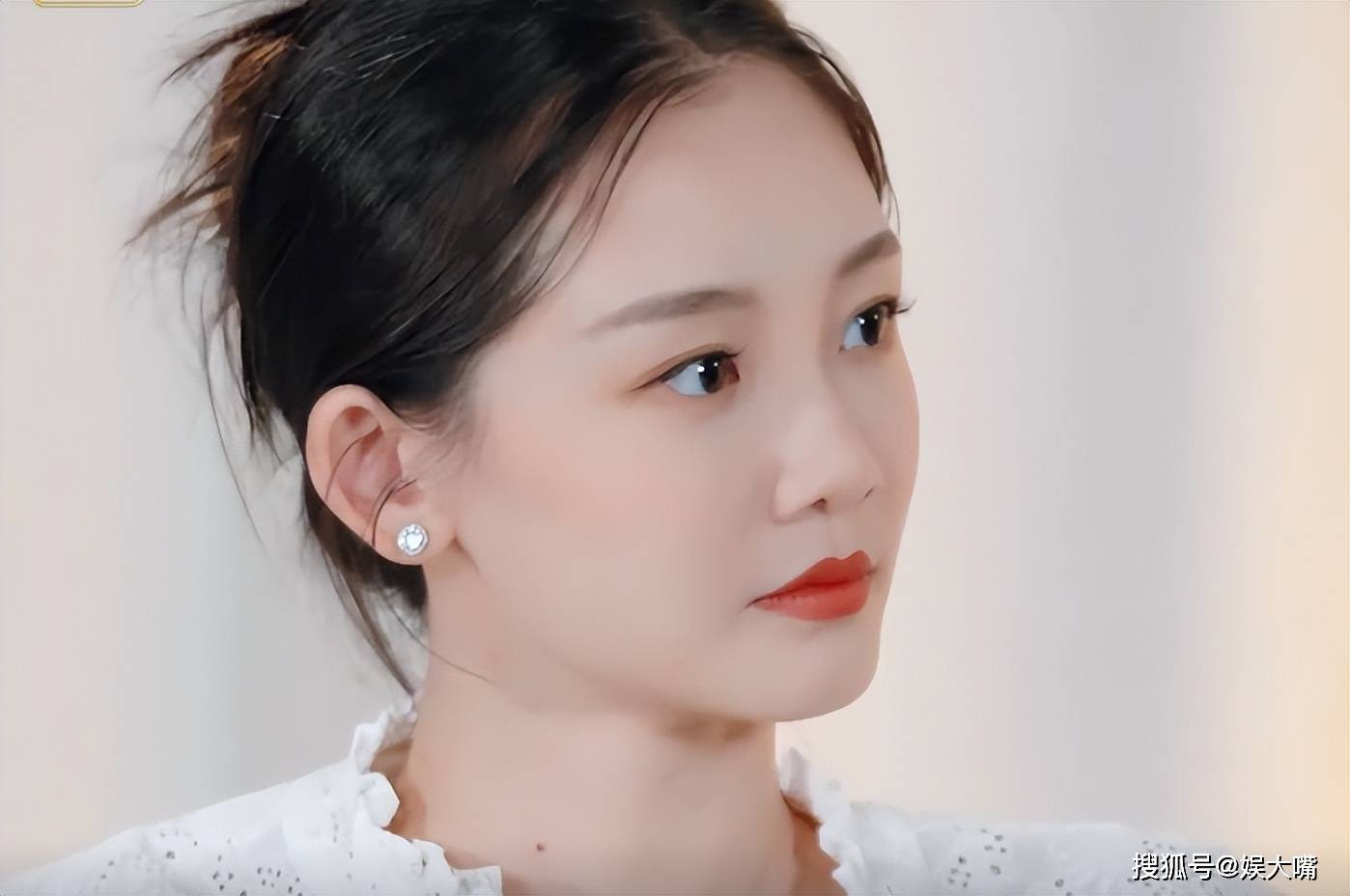 苗苗听到这个回答后,表情变得严肃,郑恺回答说:有,后悔没有早一点遇到