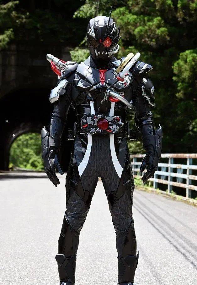 假面骑士01中的怪人骑士在界线上就比较的模糊不清了,按照剧中的设定