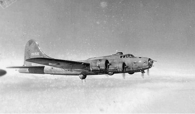 “飞行堡垒”！二战时期美军B-17轰炸机，对地攻击的中流砥柱