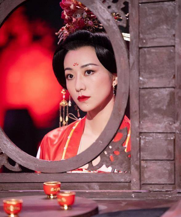 韩雪贾玲同扮杨贵妃,一个清新优雅一个雍容华贵,各有各的韵味_黑色