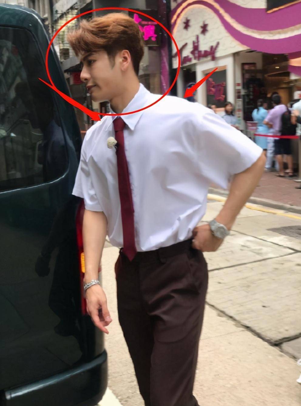 从这张图就可以清楚的看清王嘉尔的腿长了,虽然王嘉尔的身材比例不是