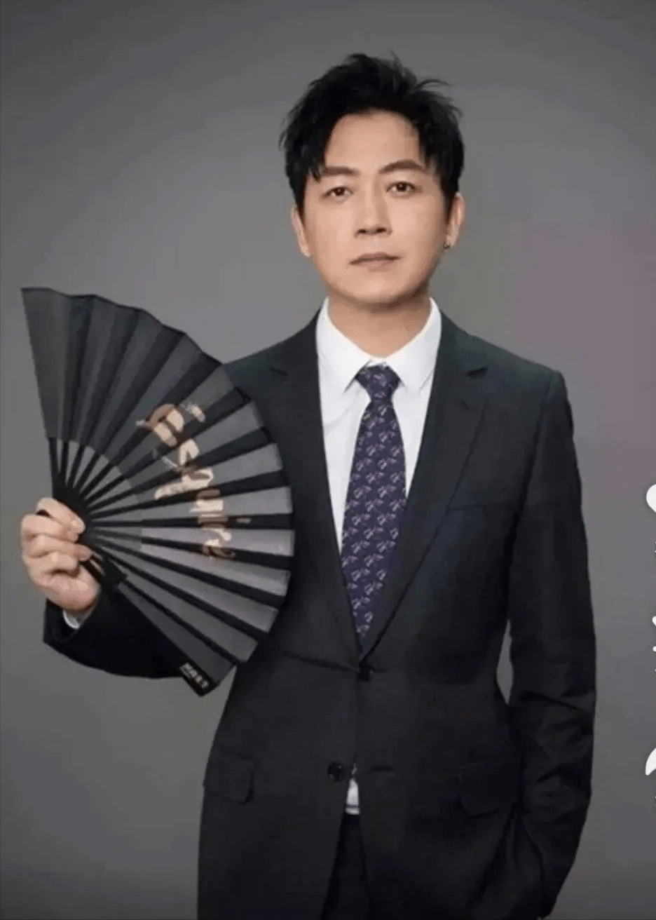 48岁潘粤明近照曝光,分手10年,他终于活成前妻配不上的样子_董洁_爱情