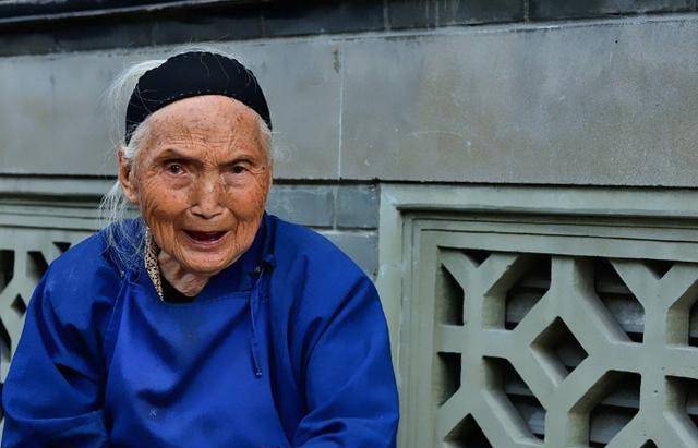 婆婆生日,小儿媳给了两千红包,夜里看见妯娌朋友圈,她蒙了_孟付瑶_何