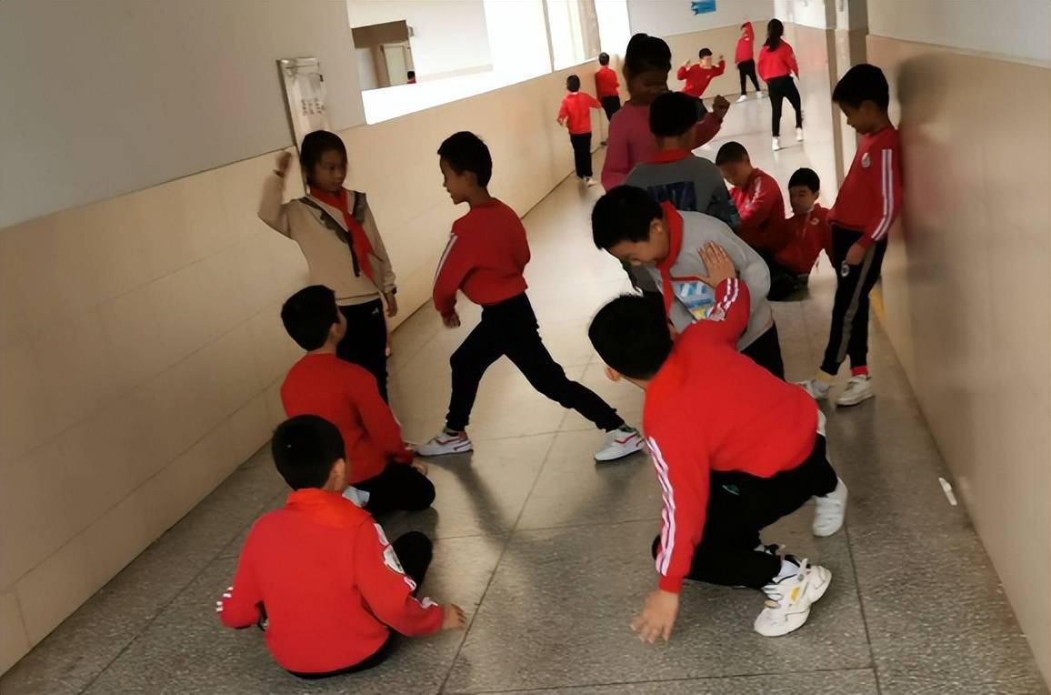 小学生学校里打闹,家长带学生上门道歉,遭对方殴打掌掴