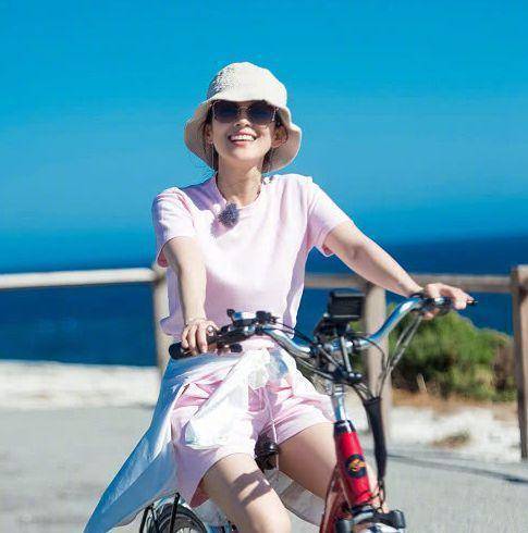 黎姿的海边度假穿搭真圈粉,配宽檐草帽时髦又上照,贵妇范十足_裙子