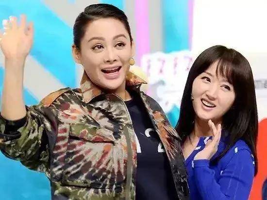 50岁杨钰莹同框49岁宁静,两人气质完全不同,看着不像同辈人_颜色_配饰