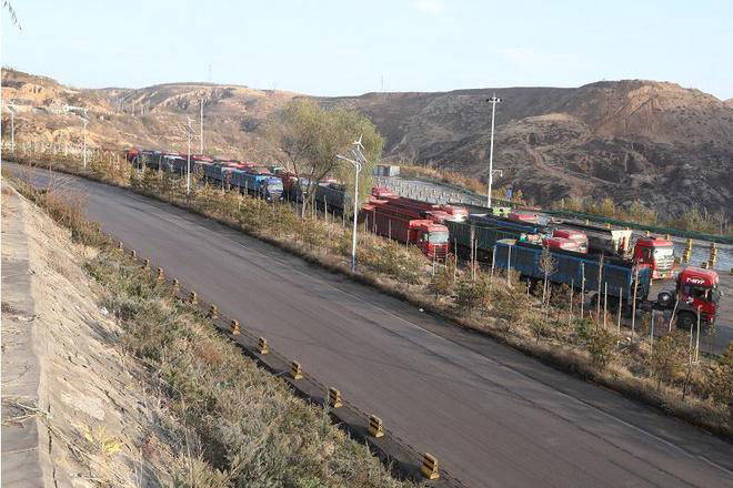 麻地梁煤矿拉煤车排队准备装煤(央广网发 胡云峰 摄)记者从内蒙古能源