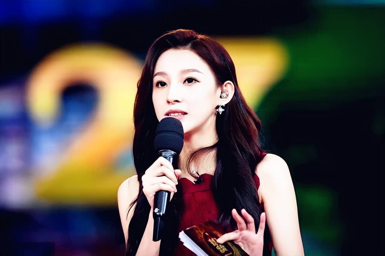 卡塔尔世界杯颜值派马凡舒,穿灰裙配小领带太减龄,看起来像十八_西装