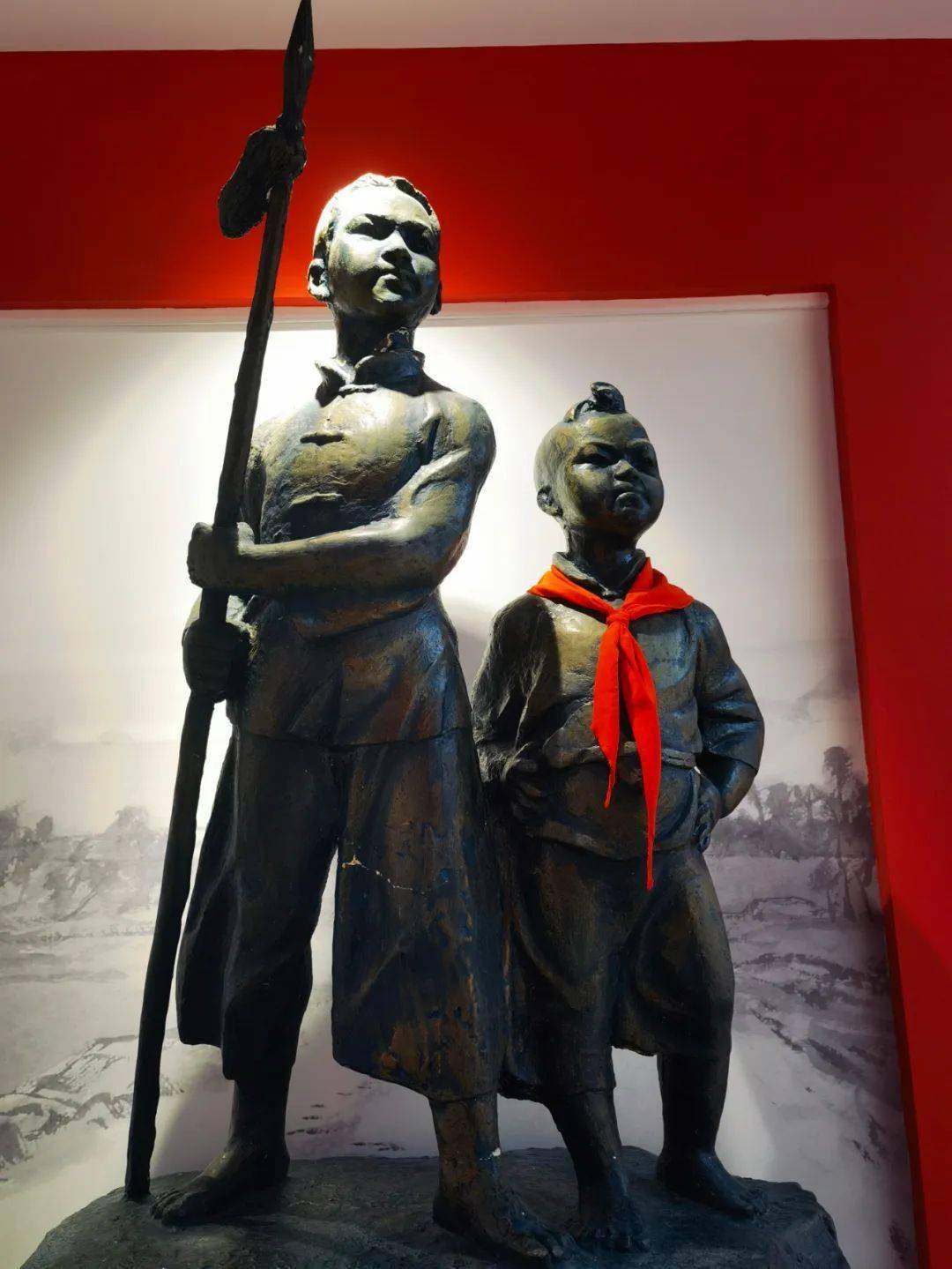 除了旗帜,儿童团曾用过的红缨枪,自制土地雷和课本等物品在济南市少先