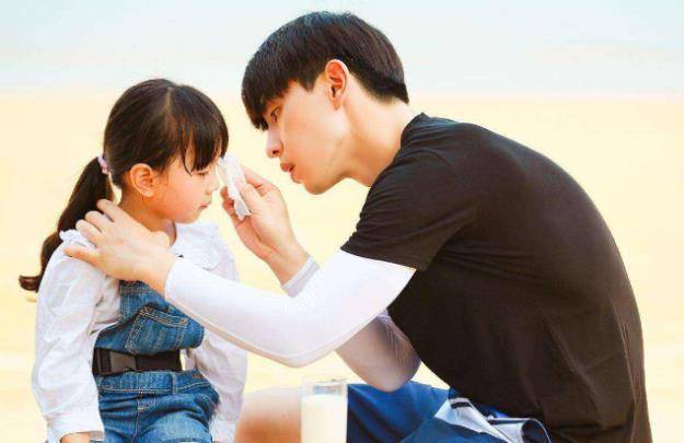 邓伦小山竹再次合体现身,依旧亲密十分养眼,画面简直太温馨_段子_东北