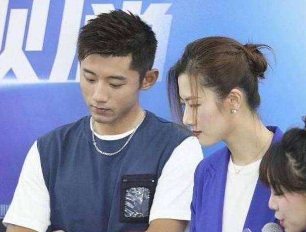 丁宁穿蓝色西装亮相,气势完全hold住全场,比一旁的张继科还帅气_外套